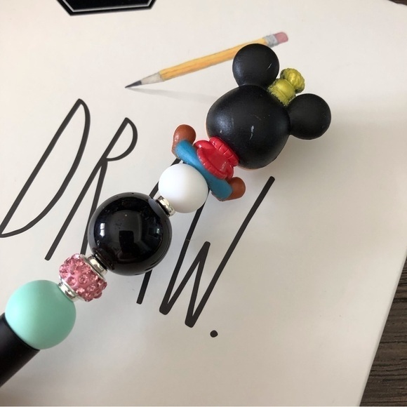 Disney Doorables: Mickey & Friends: Mickey Mouse handmade beaded pen - Picture 3 of 3